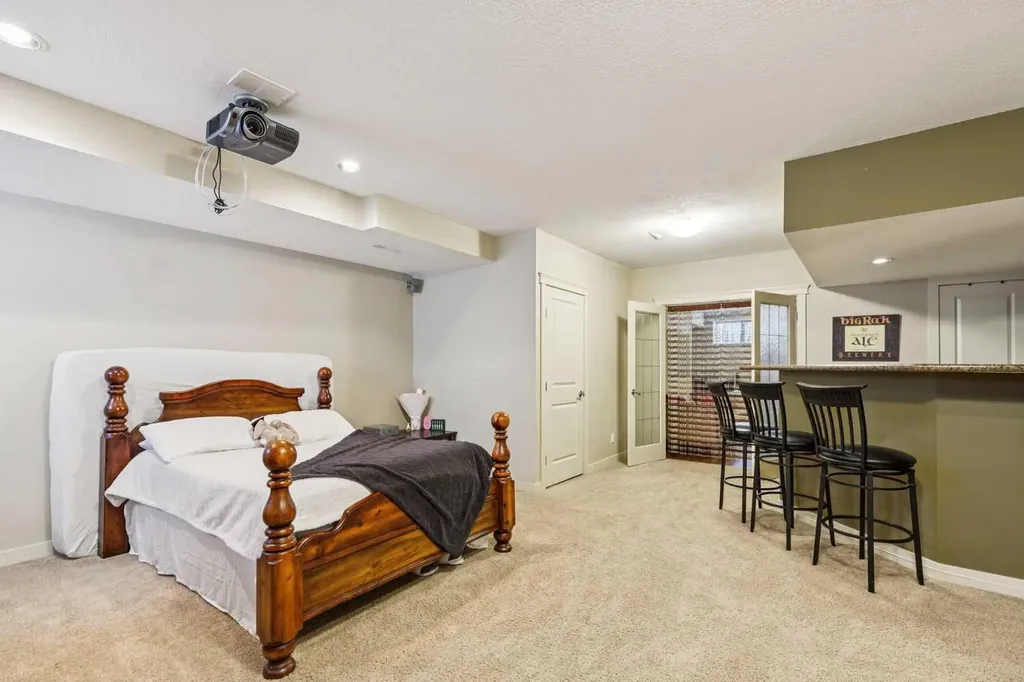 446 18 Avenue NE Calgary AB T2E 1N4
