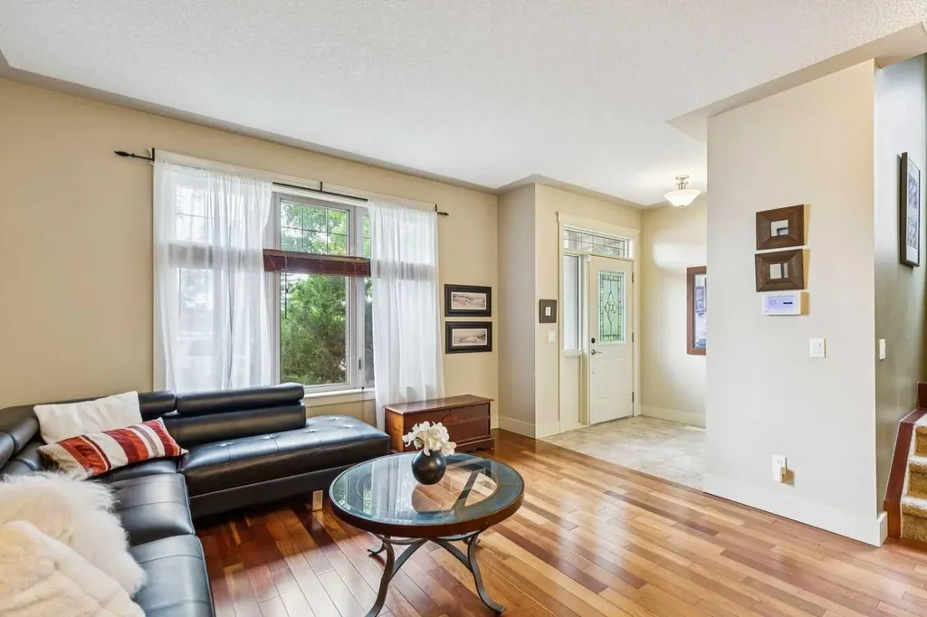 446 18 Avenue NE Calgary AB T2E 1N4