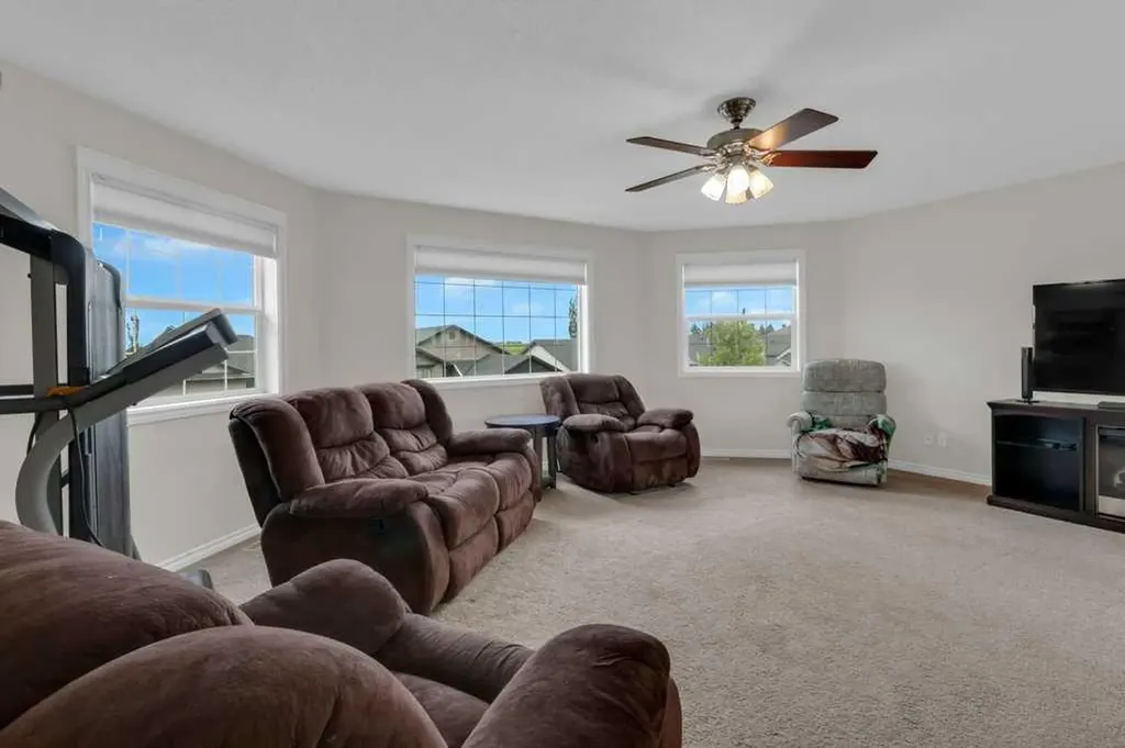 161 Hillcrest Boulevard Strathmore AB T1P0A3
