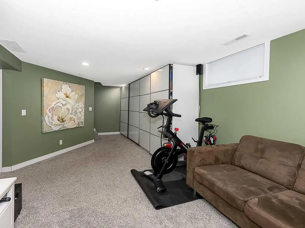 81 Somme Manor SW Calgary AB T2T6J3