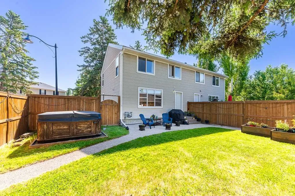 81 Somme Manor SW Calgary AB T2T6J3