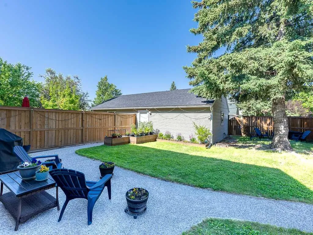 81 Somme Manor SW Calgary AB T2T6J3