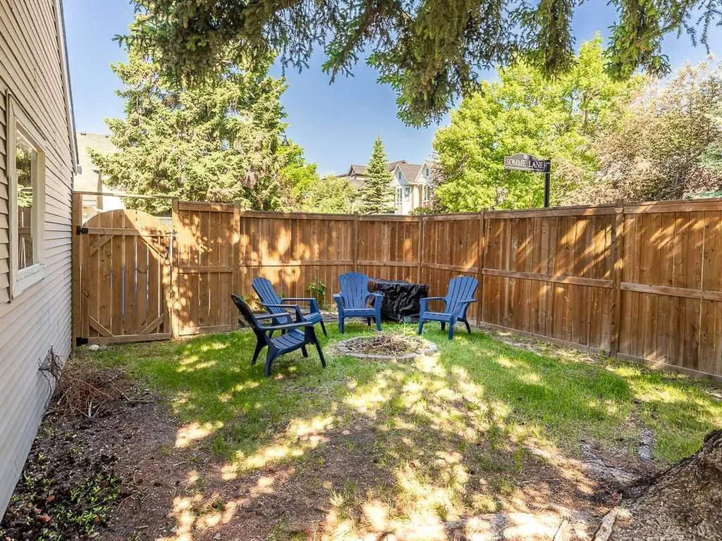 81 Somme Manor SW Calgary AB T2T6J3