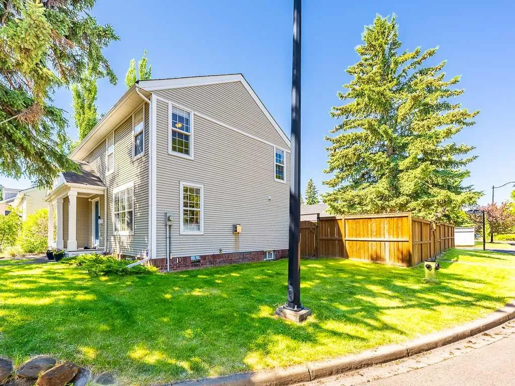 81 Somme Manor SW Calgary AB T2T6J3