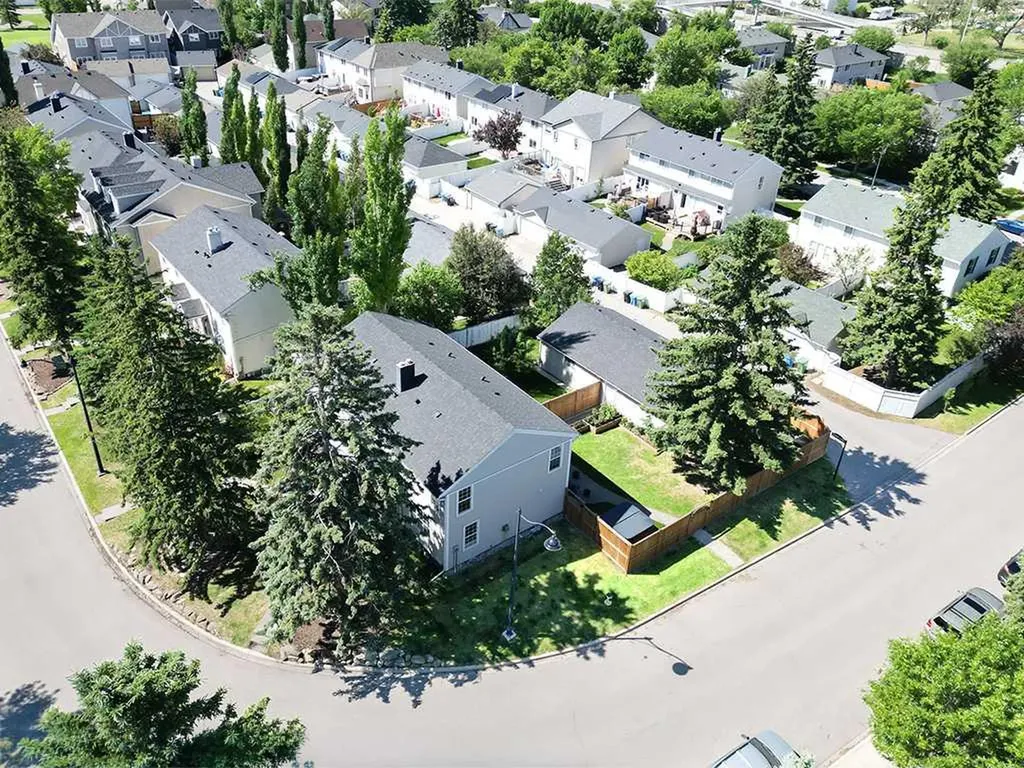 81 Somme Manor SW Calgary AB T2T6J3