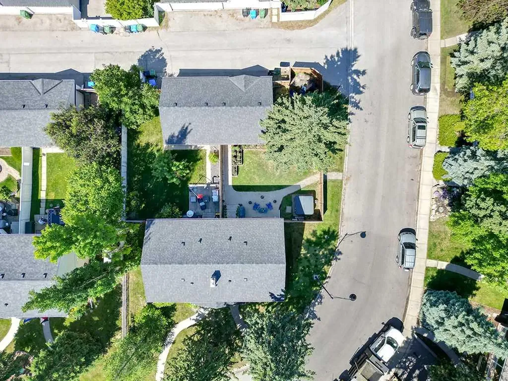 81 Somme Manor SW Calgary AB T2T6J3