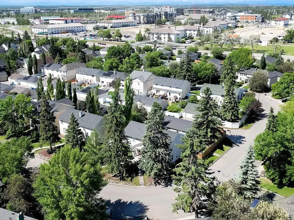 81 Somme Manor SW Calgary AB T2T6J3