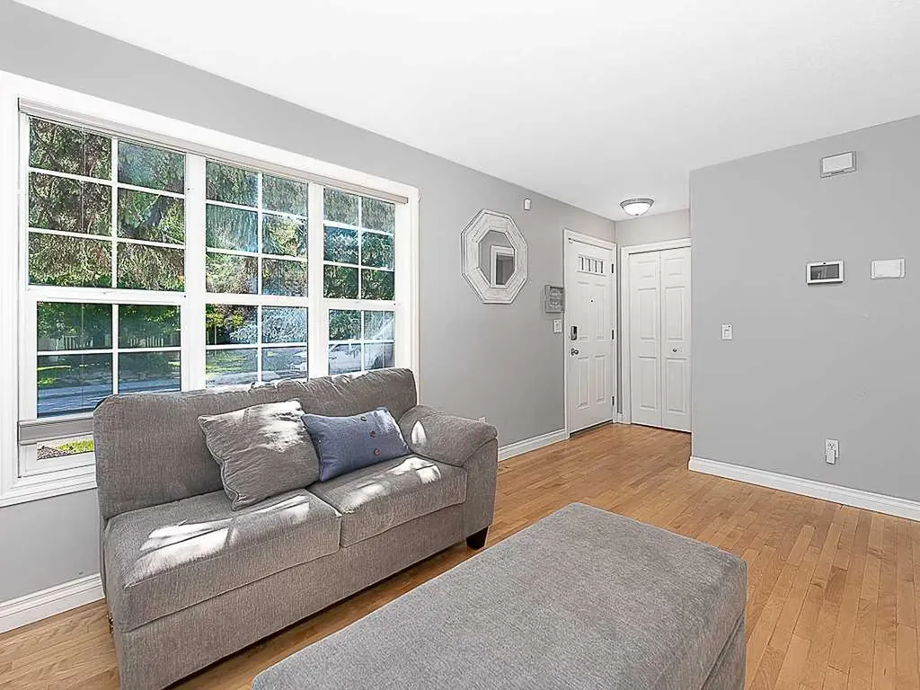 81 Somme Manor SW Calgary AB T2T6J3