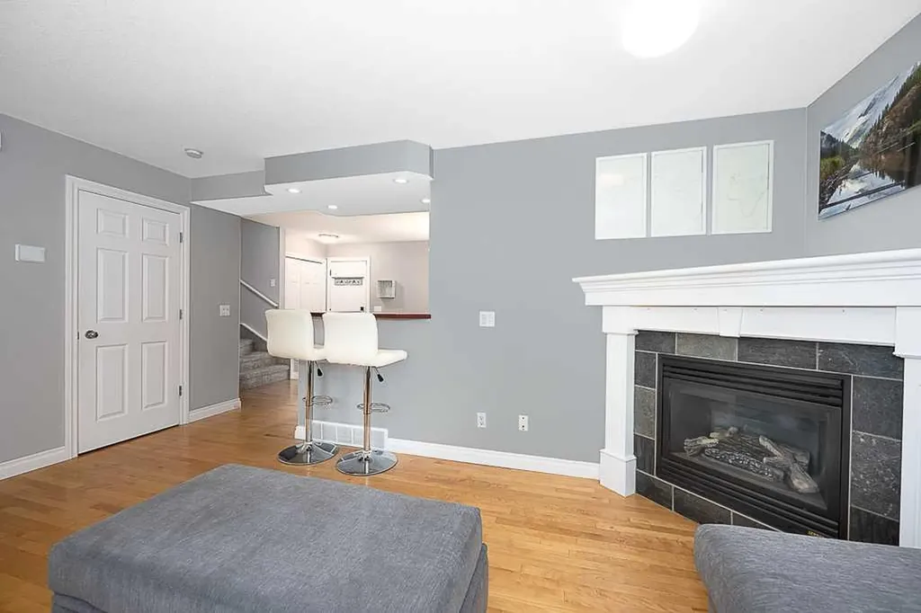 81 Somme Manor SW Calgary AB T2T6J3