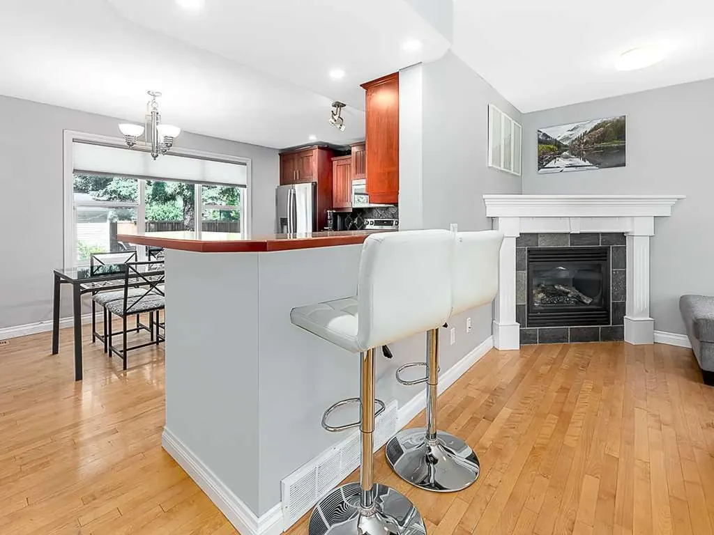 81 Somme Manor SW Calgary AB T2T6J3