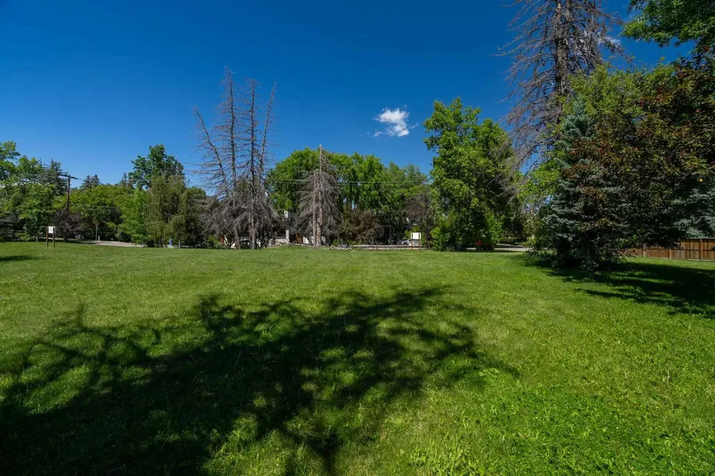 409 40 Avenue SW Calgary AB T2S 0X5