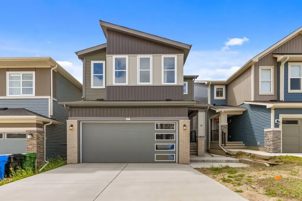 47 Carringvue Passage NW Calgary AB T3P 2G4