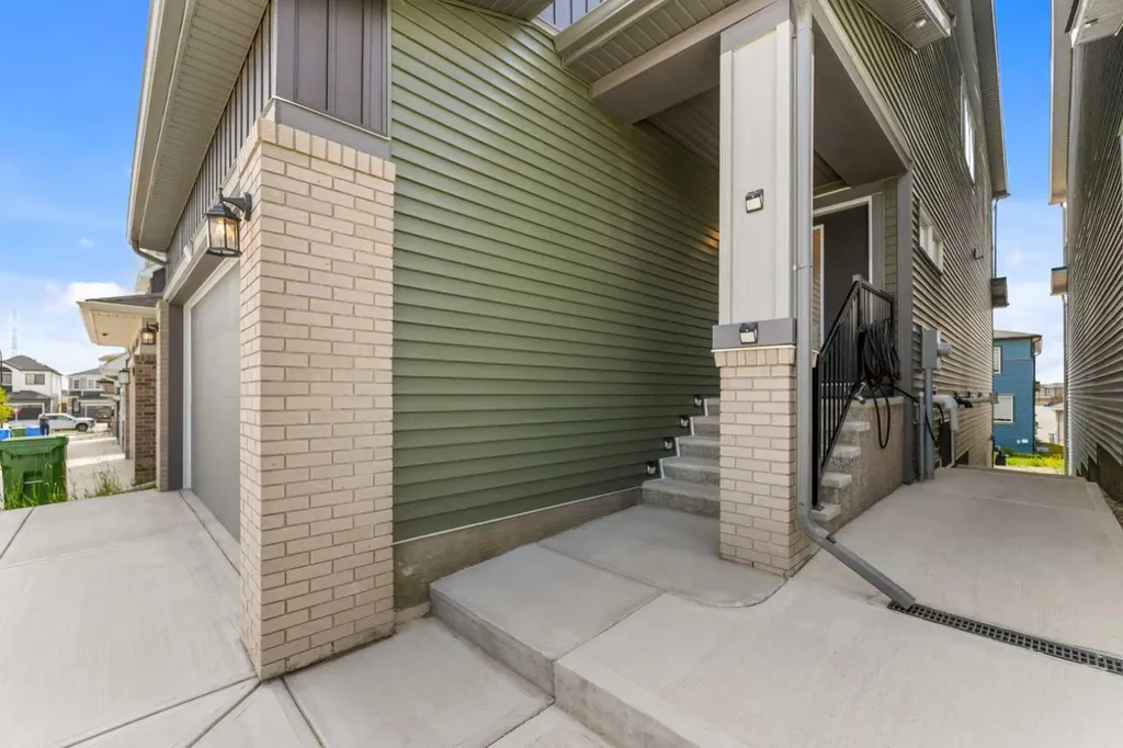 47 Carringvue Passage NW Calgary AB T3P 2G4