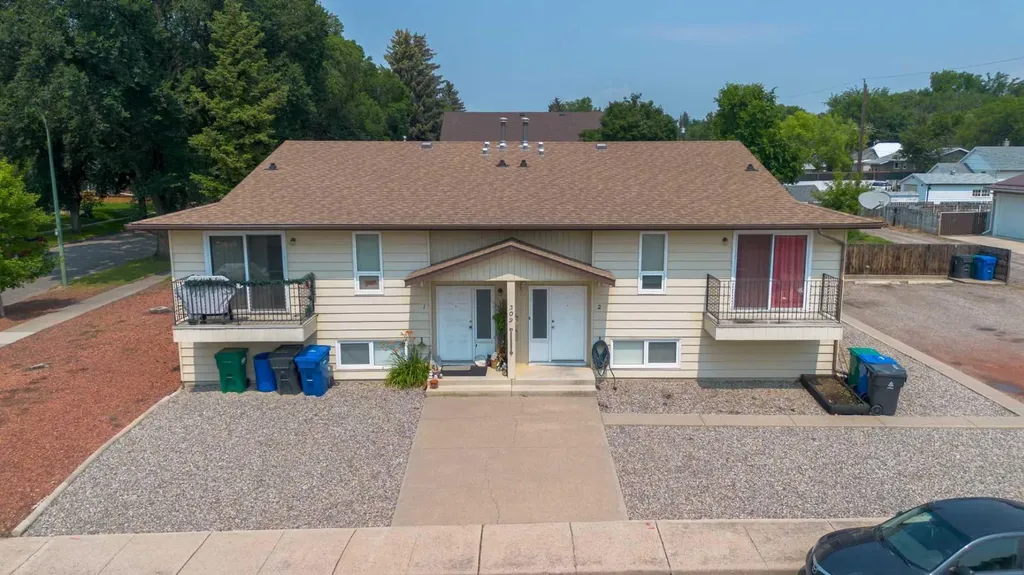 309 19 Street N Lethbridge AB T1H 3K3