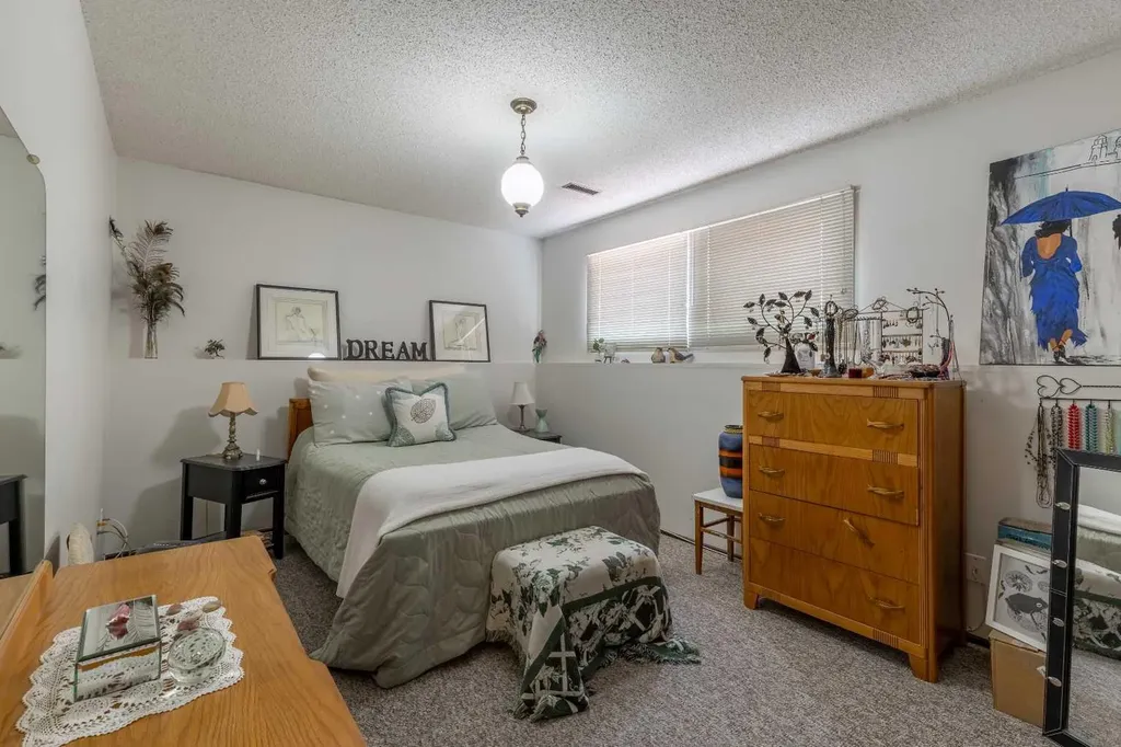 309 19 Street N Lethbridge AB T1H 3K3