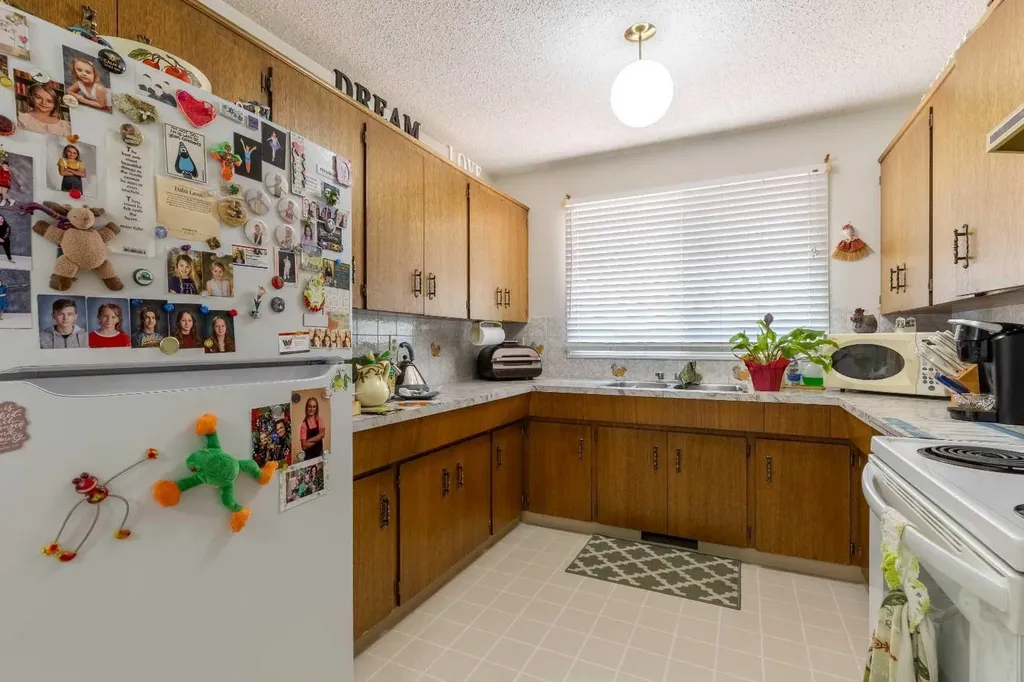309 19 Street N Lethbridge AB T1H 3K3