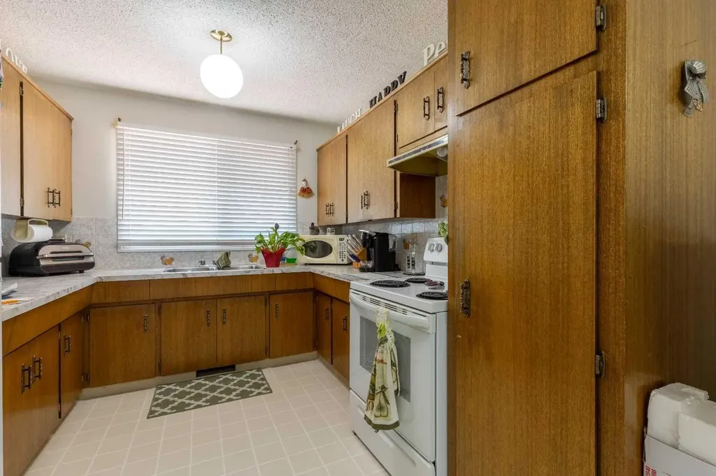 309 19 Street N Lethbridge AB T1H 3K3
