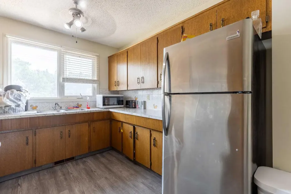 309 19 Street N Lethbridge AB T1H 3K3