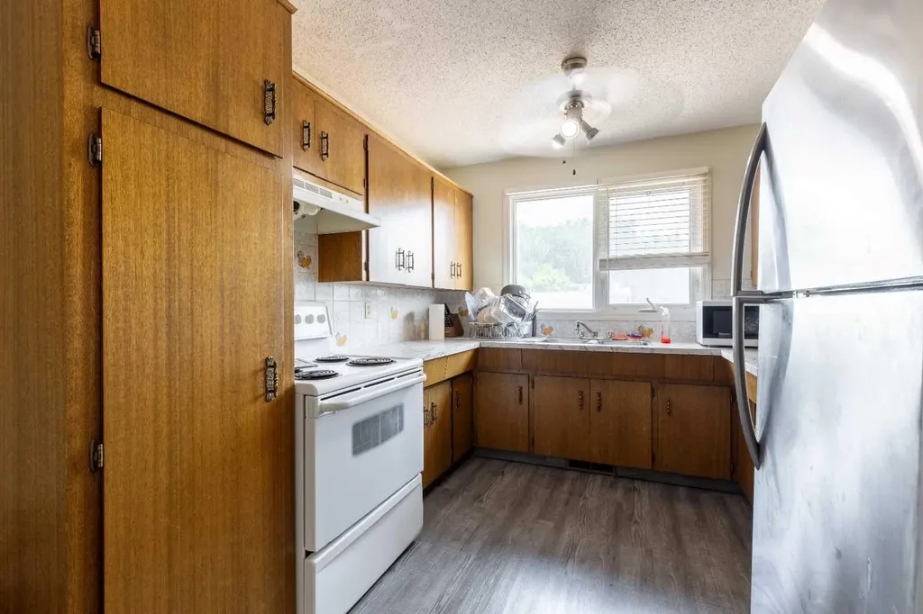 309 19 Street N Lethbridge AB T1H 3K3