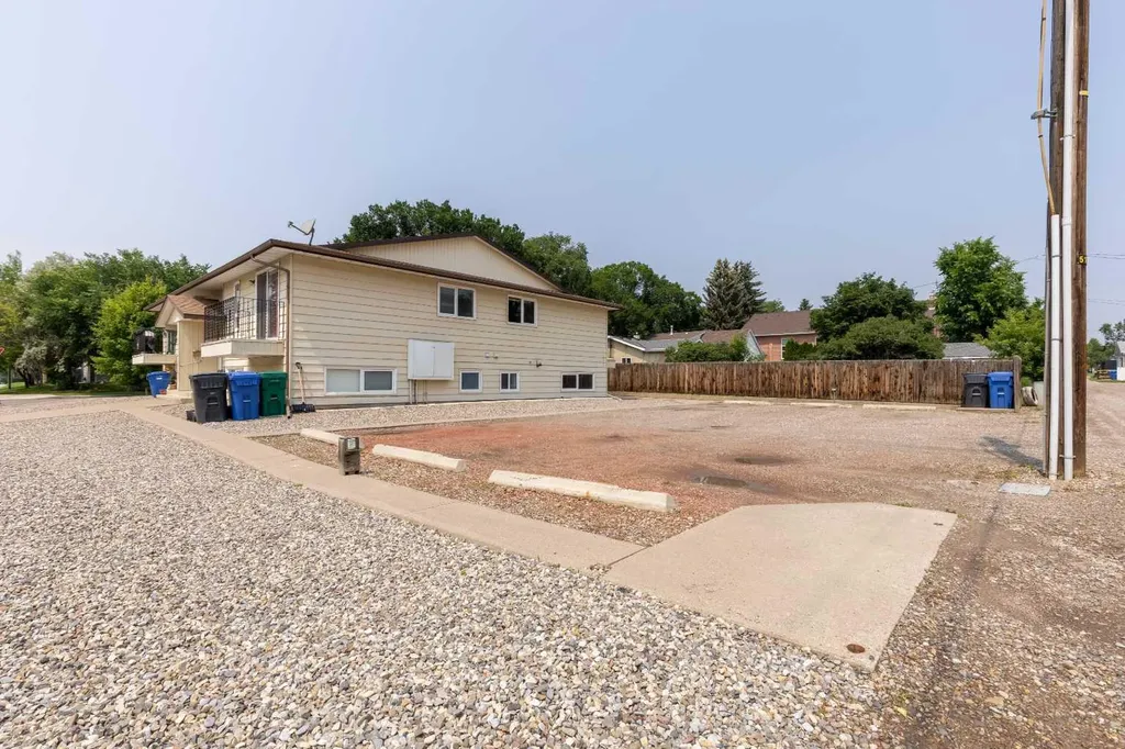 309 19 Street N Lethbridge AB T1H 3K3