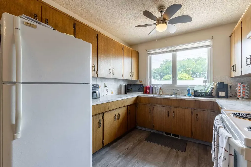 309 19 Street N Lethbridge AB T1H 3K3