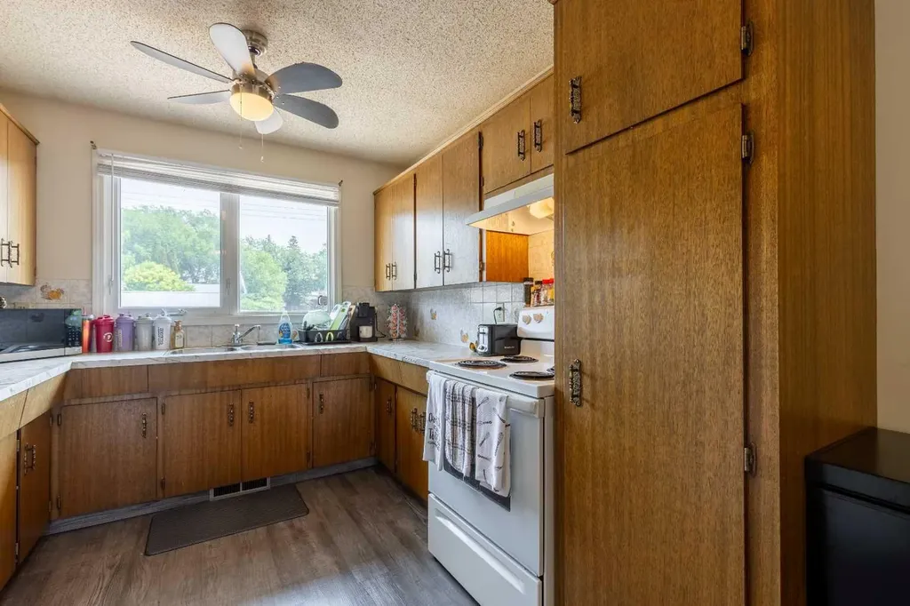 309 19 Street N Lethbridge AB T1H 3K3