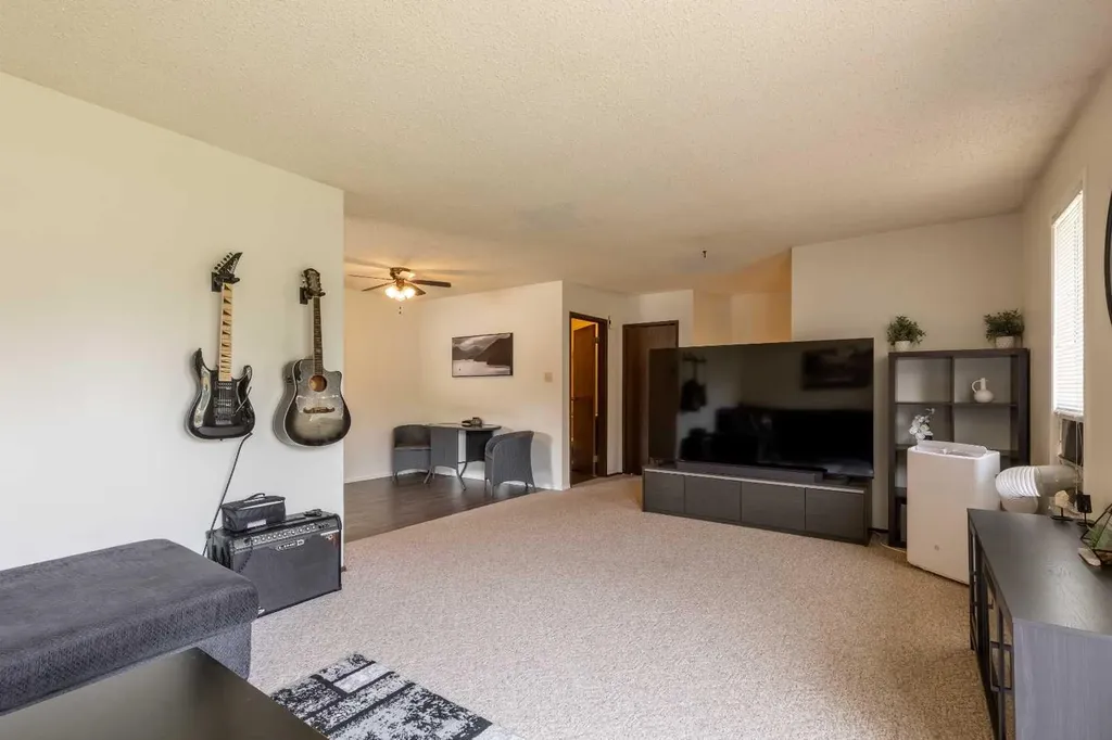 309 19 Street N Lethbridge AB T1H 3K3