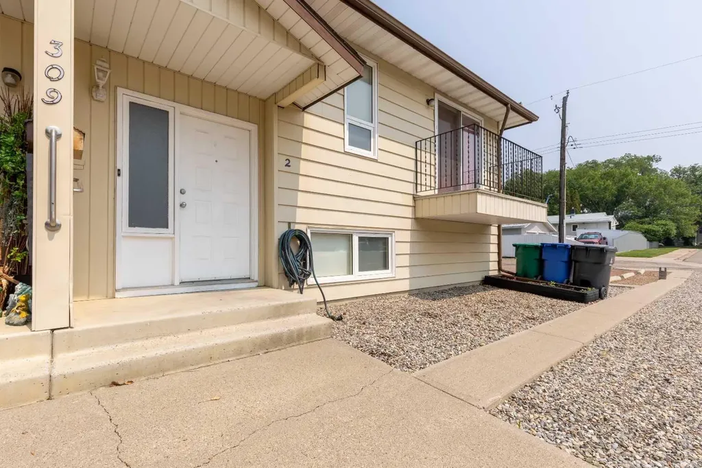 309 19 Street N Lethbridge AB T1H 3K3