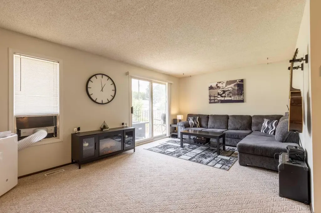 309 19 Street N Lethbridge AB T1H 3K3
