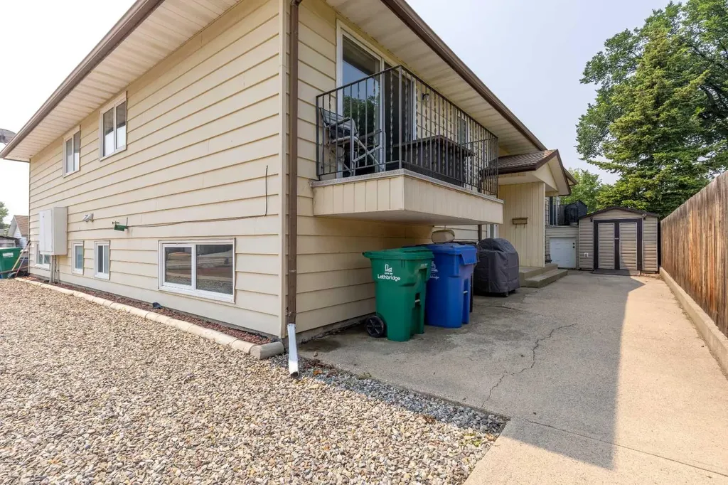 309 19 Street N Lethbridge AB T1H 3K3