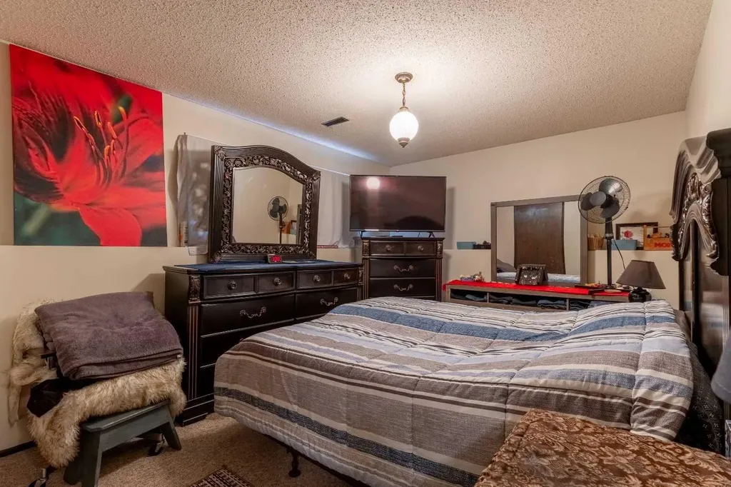 309 19 Street N Lethbridge AB T1H 3K3