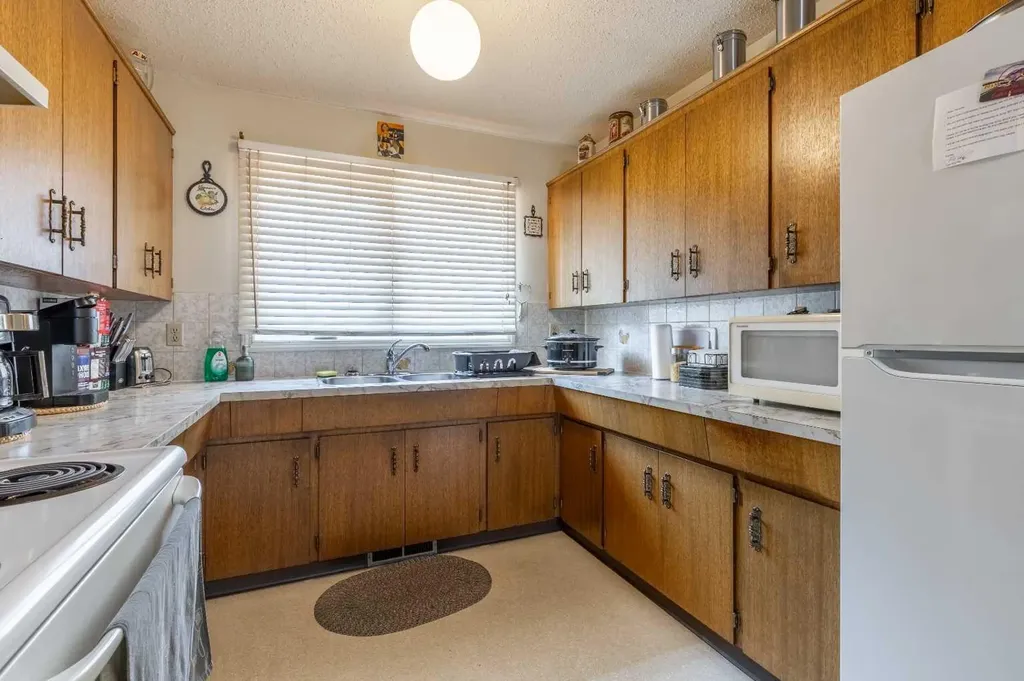 309 19 Street N Lethbridge AB T1H 3K3