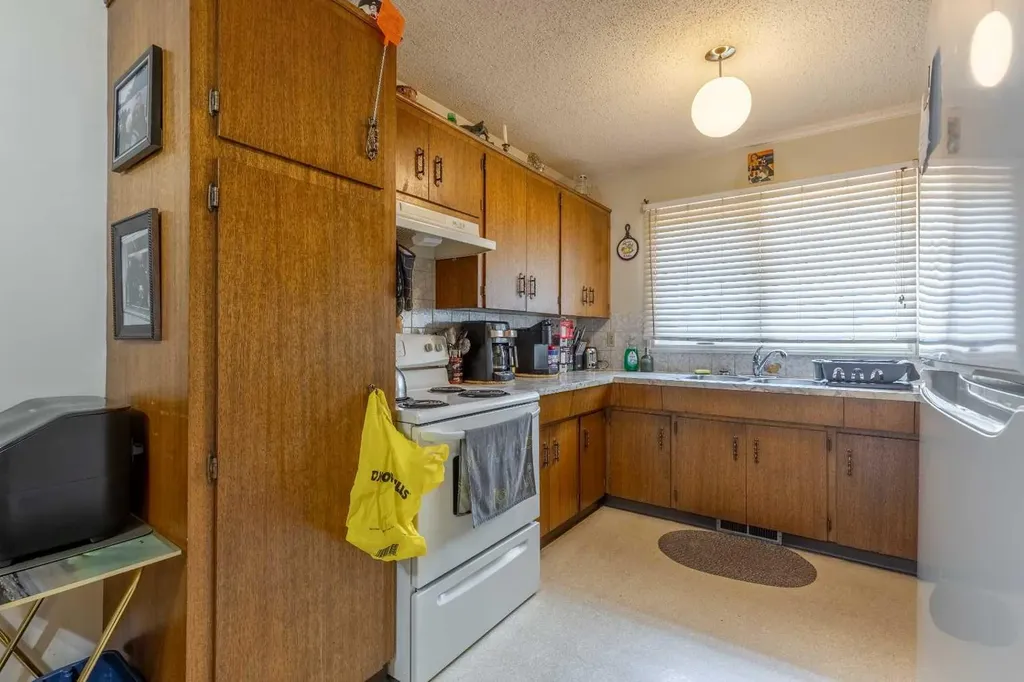 309 19 Street N Lethbridge AB T1H 3K3