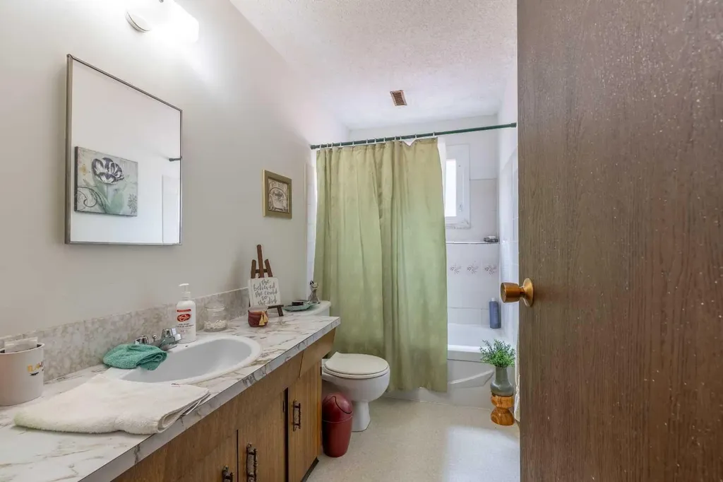 309 19 Street N Lethbridge AB T1H 3K3