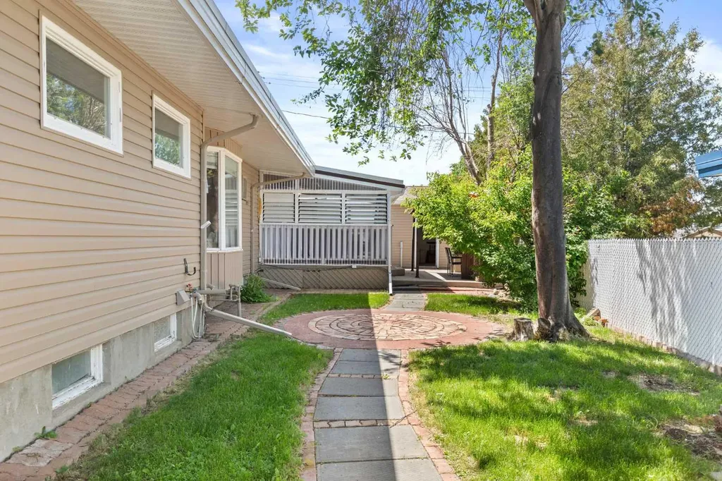 890 Hargrave Way NW Medicine Hat AB T1A 6Y9