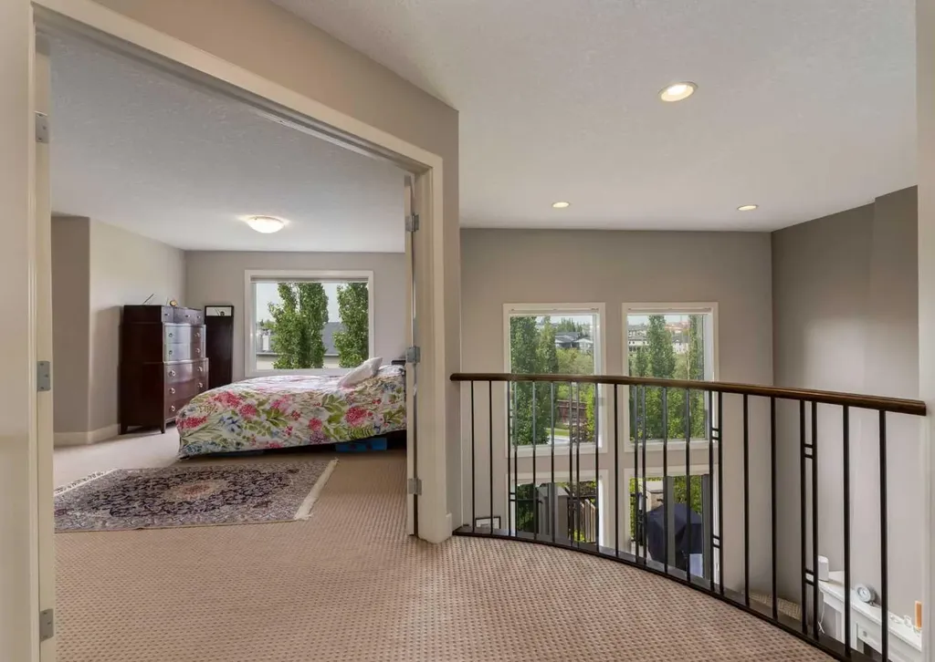 98 Royal Ridge Mount NW Calgary AB T3G 5Z3