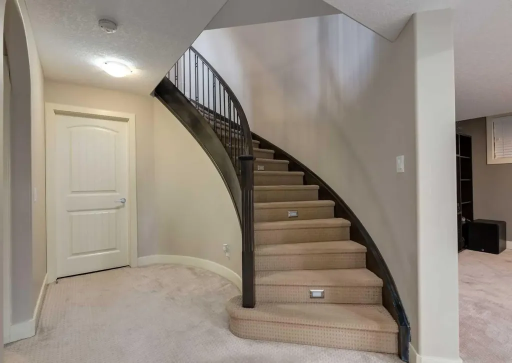 98 Royal Ridge Mount NW Calgary AB T3G 5Z3