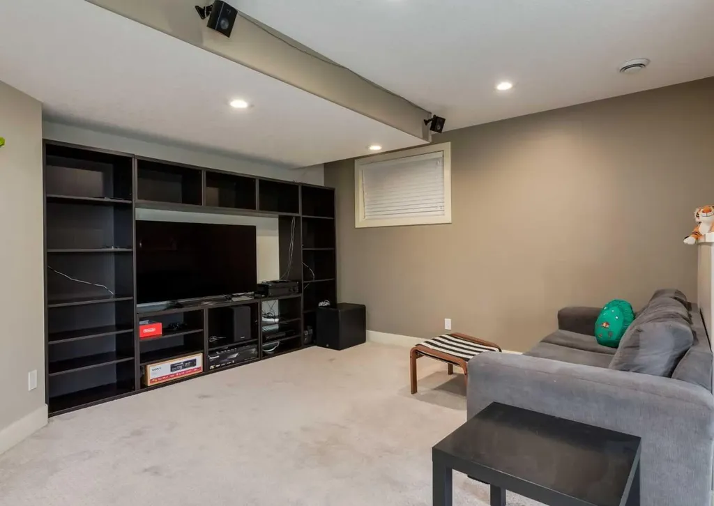 98 Royal Ridge Mount NW Calgary AB T3G 5Z3