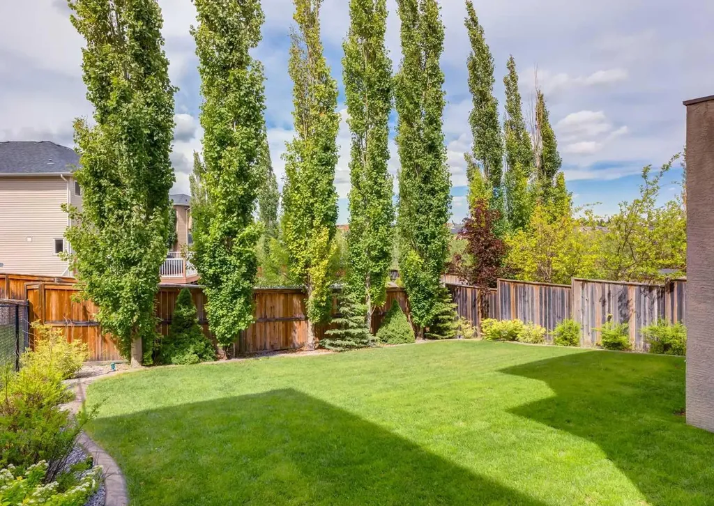 98 Royal Ridge Mount NW Calgary AB T3G 5Z3