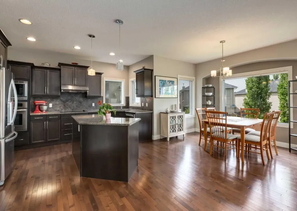 98 Royal Ridge Mount NW Calgary AB T3G 5Z3