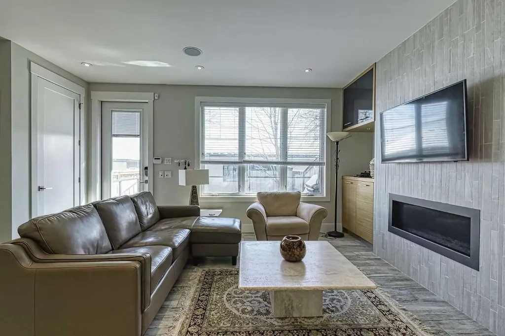 2418 24a Street SW Calgary AB T3E 1W1