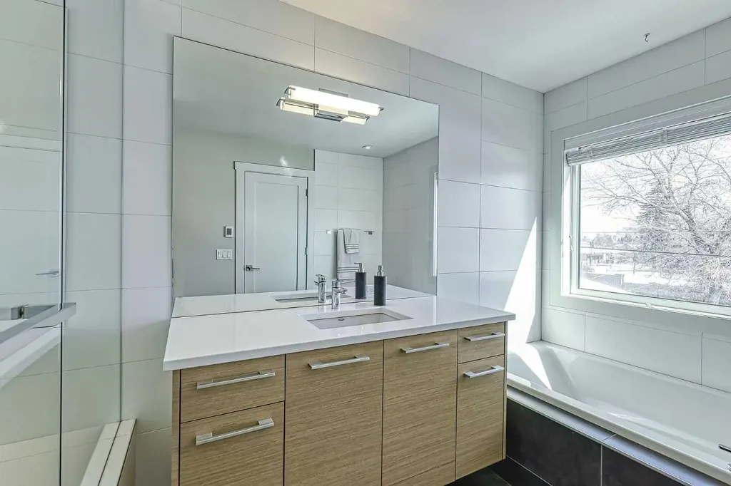 2418 24a Street SW Calgary AB T3E 1W1