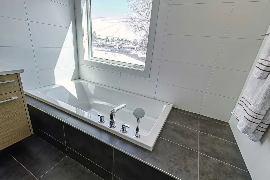 2418 24a Street SW Calgary AB T3E 1W1