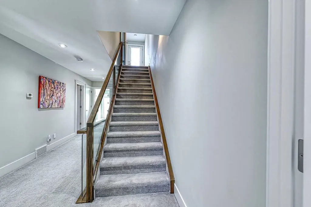 2418 24a Street SW Calgary AB T3E 1W1