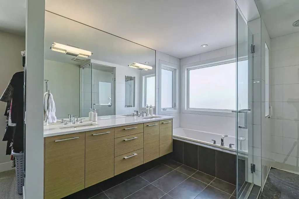 2418 24a Street SW Calgary AB T3E 1W1