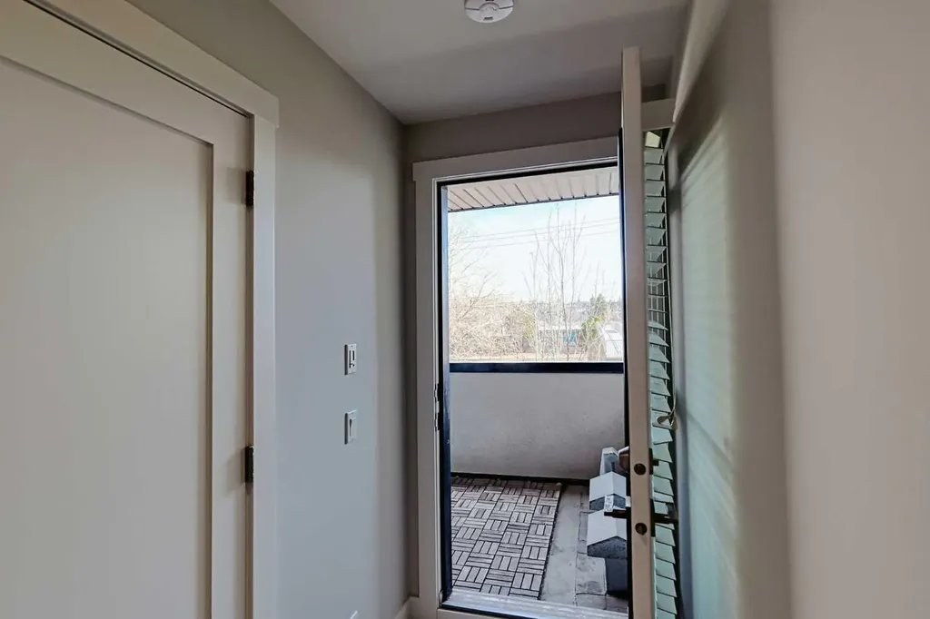 2418 24a Street SW Calgary AB T3E 1W1