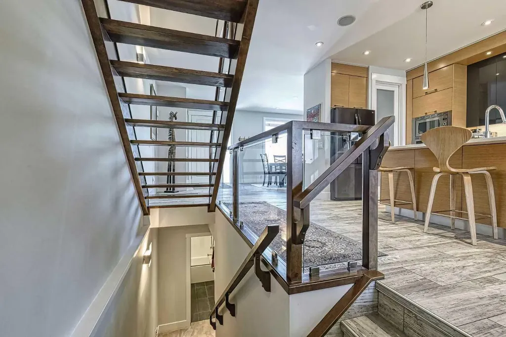 2418 24a Street SW Calgary AB T3E 1W1