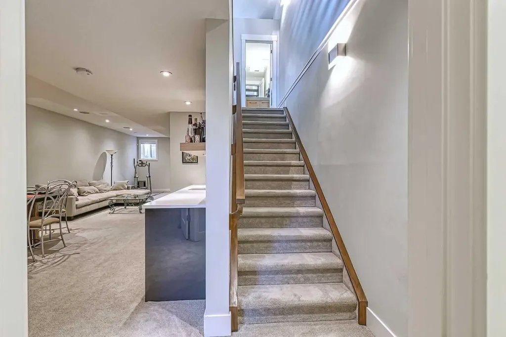 2418 24a Street SW Calgary AB T3E 1W1