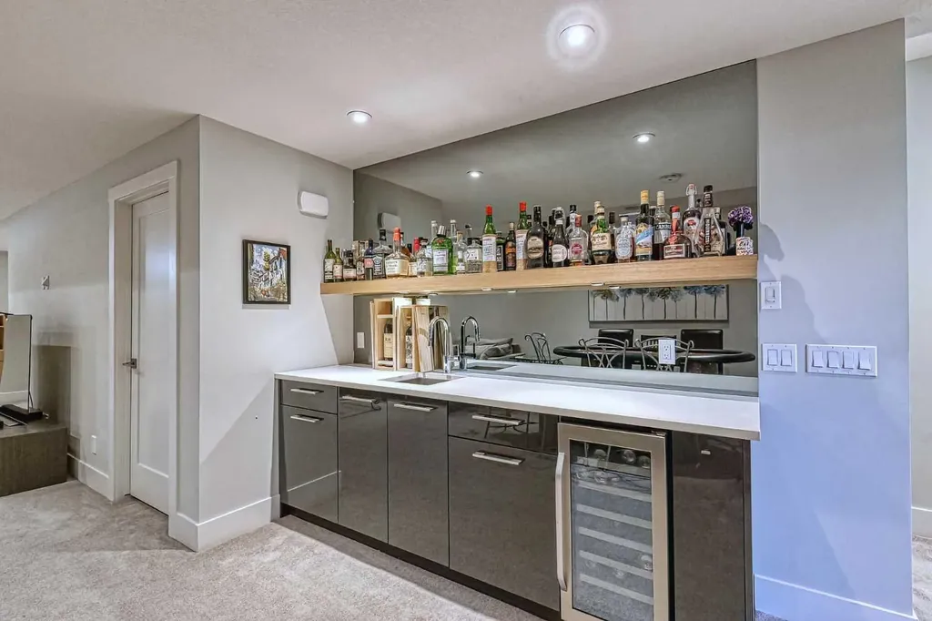 2418 24a Street SW Calgary AB T3E 1W1
