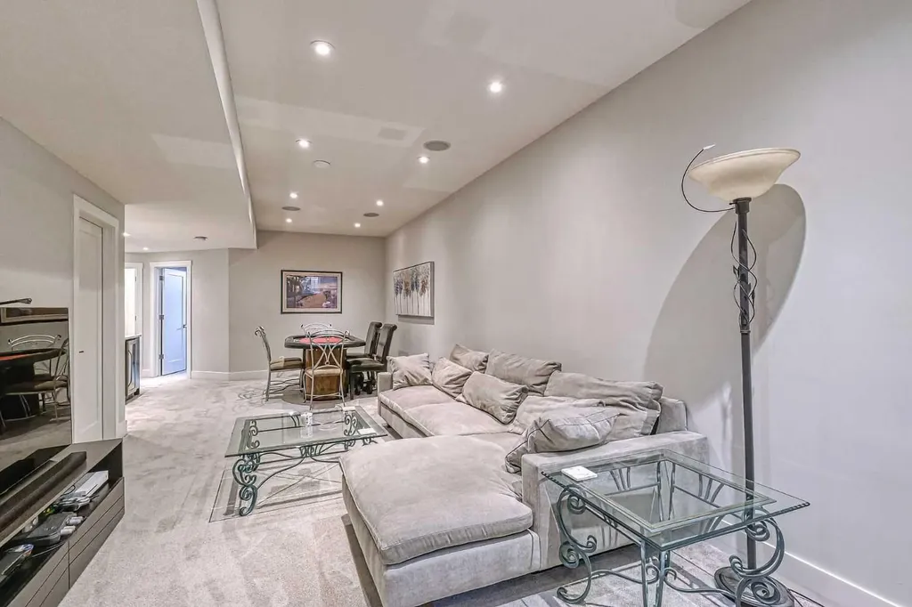 2418 24a Street SW Calgary AB T3E 1W1